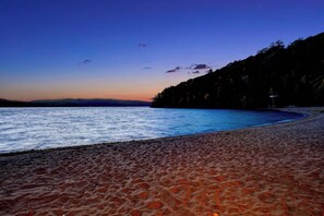 Una playa con cielo despejado y agua tranquila.