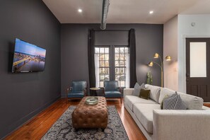 Televisión y oficina 