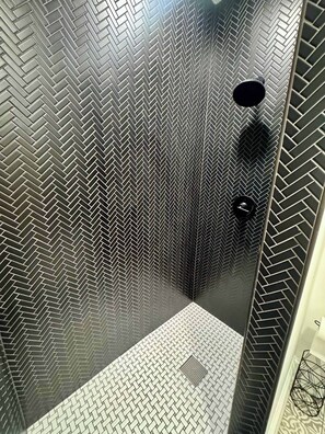 Shower, towels - New! Walkable on Restaurant row! 3bd1.5ba -Hot Tub (Louisville)