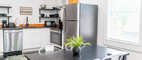 Fridge, oven, stovetop, dishwasher