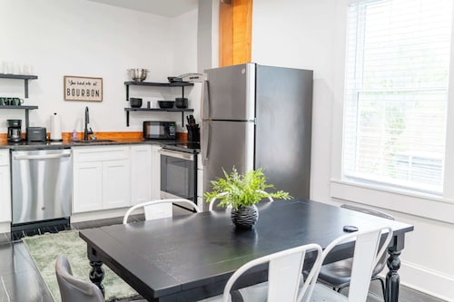 New! Walkable on Restaurant row! 3bd1.5ba -Hot Tub