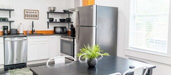 New! Walkable on Restaurant row! 3bd1.5ba -Hot Tub