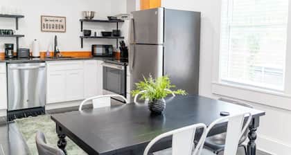 New! Walkable on Restaurant row! 3bd1.5ba -Hot Tub