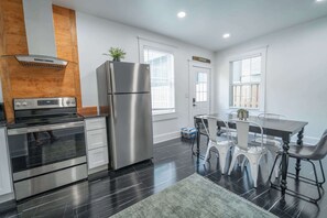 Kjøleskap, ovn, kokeplater og oppvaskmaskin