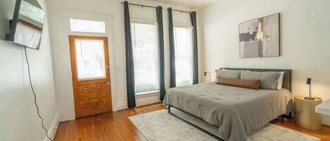 3 habitaciones, tabla de planchar con plancha, wifi y ropa de cama