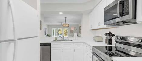 ثلاجة، ميكروويف، فرن، موقد طهي مسطح