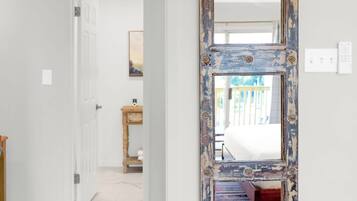 2 bedrooms, desk, iron/ironing board, WiFi