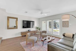 TV, stereoanlegg og kontorer