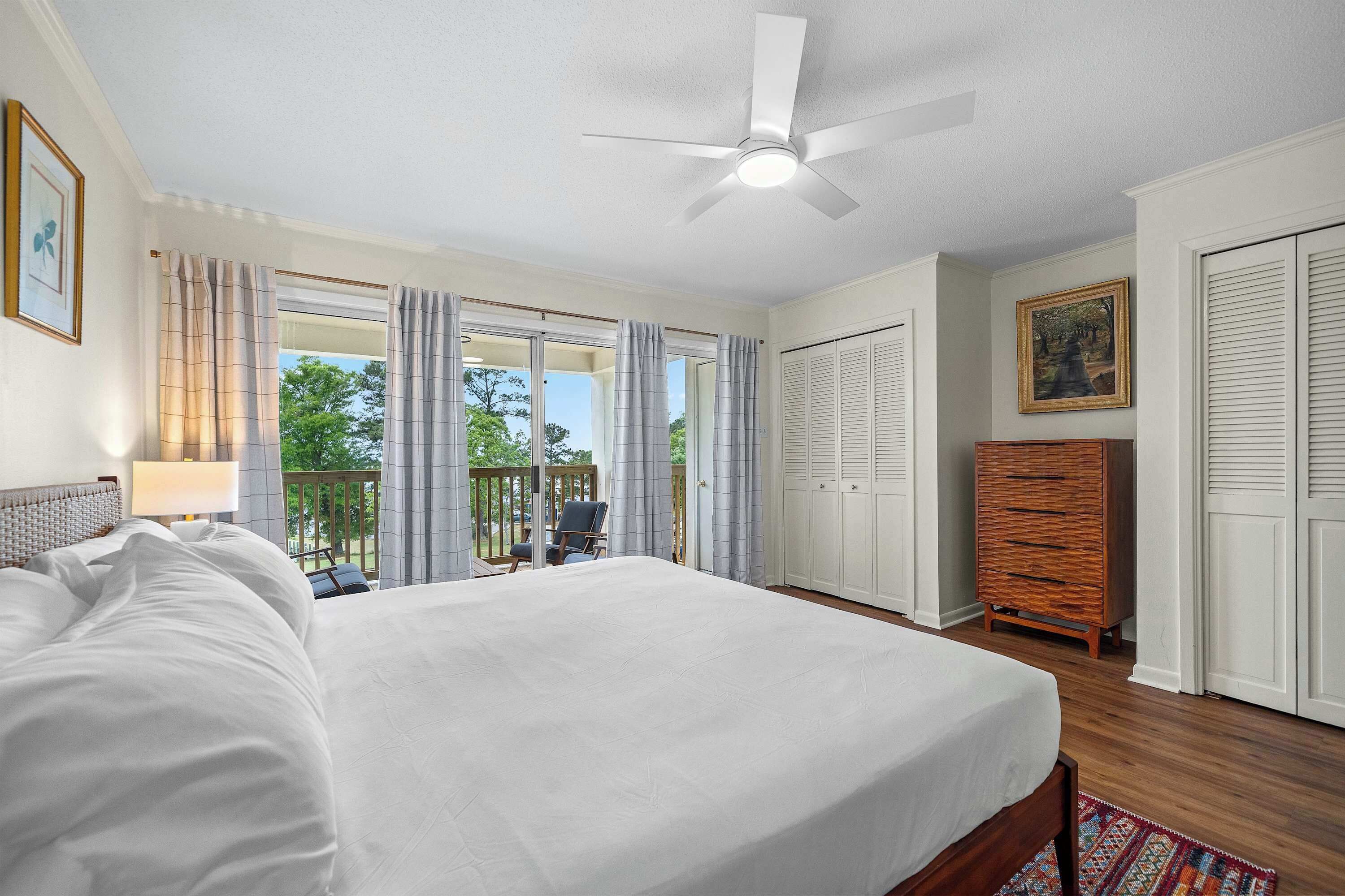 2 bedrooms, desk, iron/ironing board, WiFi