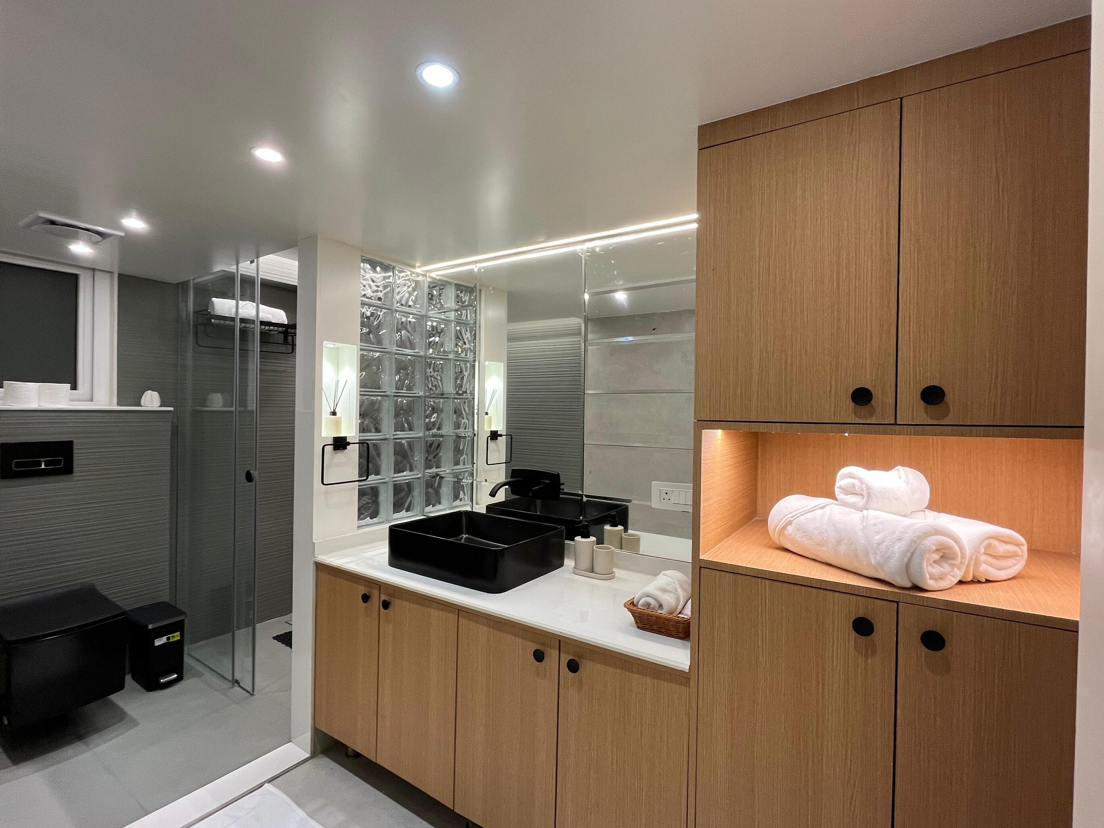 Sèche-cheveux, serviettes fournies, savon, papier toilette