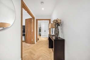 1 bedroom, desk, iron/ironing board, travel cot - 1-Bed Fitzrovia Flat | Private Patio, Sleeps 4 (London)