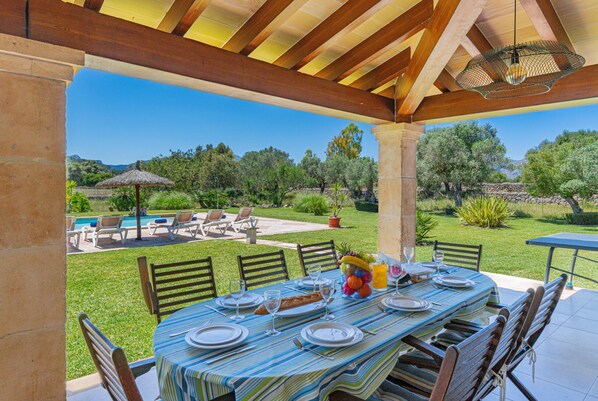 تناول الطعام بالخارج