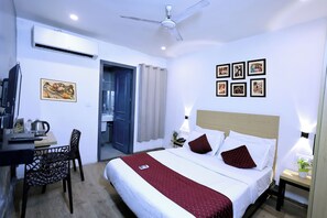 Desk, laptop workspace, free WiFi