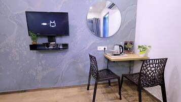 Skrivbord, arbetsyta för laptop och gratis wi-fi