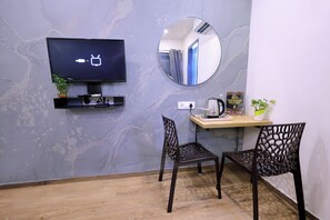 Een bureau, een laptopwerkplek, gratis wifi