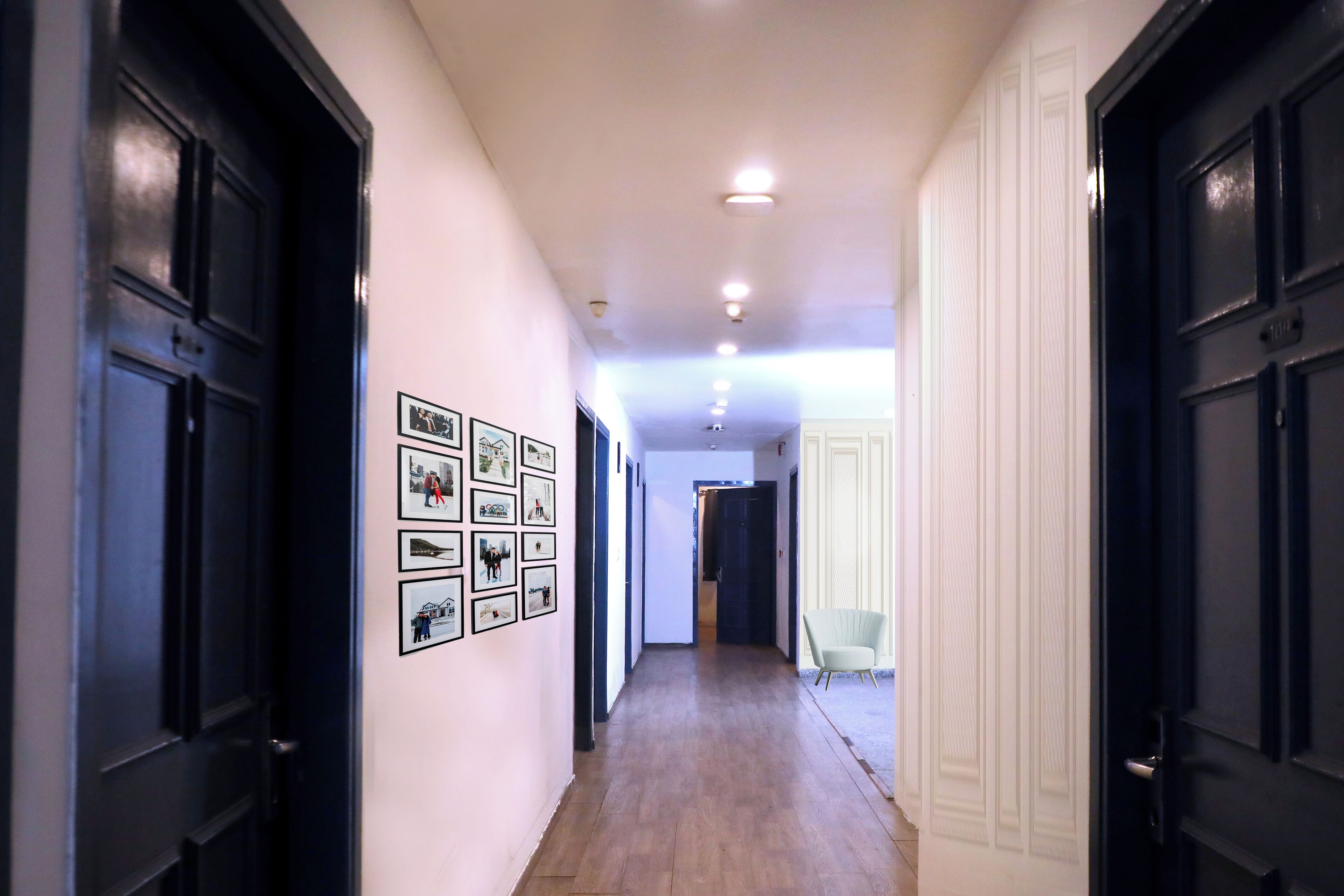 Desk, laptop workspace, free WiFi