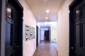 Een bureau, een laptopwerkplek, gratis wifi