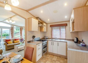 Fridge, oven, stovetop, toaster - 2 bedroom accommodation in Bala, (Bala,)