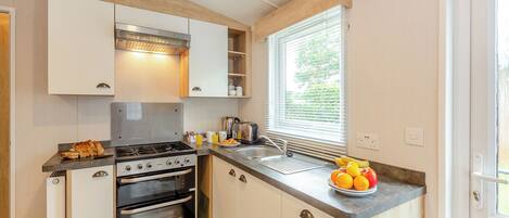 Køleskab, ovn, kogeplade, brødrister