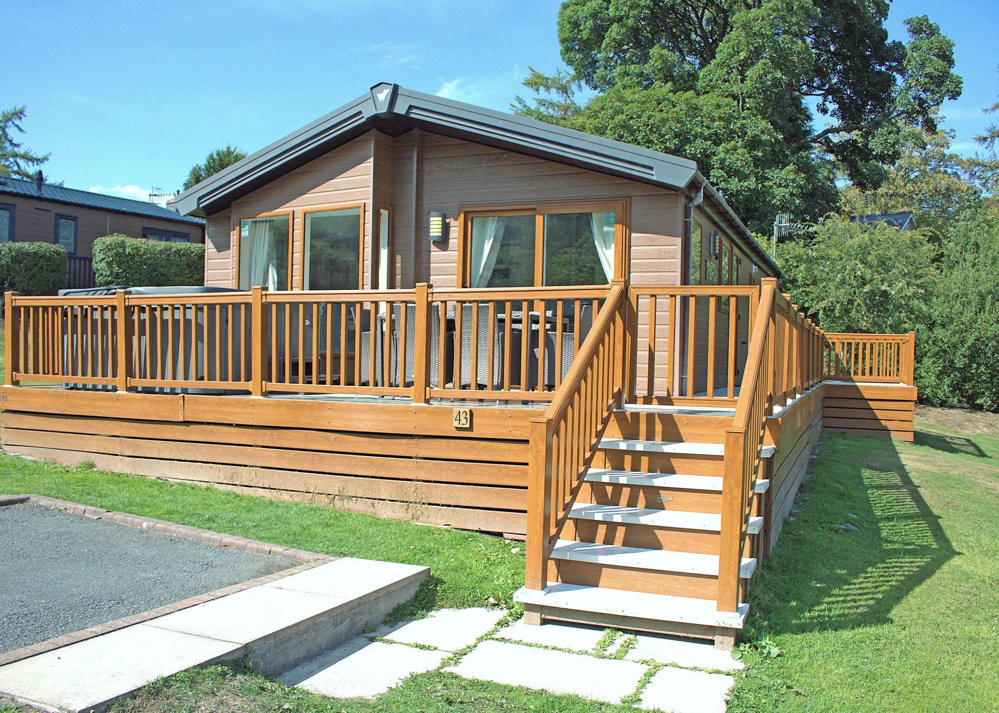 Une cabane en bois dotée d’une terrasse, d’un escalier et d’une plaque portant le numéro « 43 ».