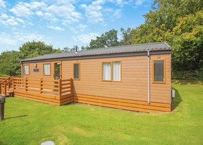 A wooden mobile home with a deck and a small porch. - Foxglove 6 Platinum (Pet) (Bala,)