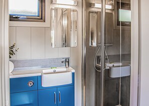 Bathroom - 1 bedroom accommodation in Bala, (Bala,)