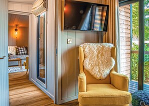 TV - 1 bedroom accommodation in Bala, (Bala,)