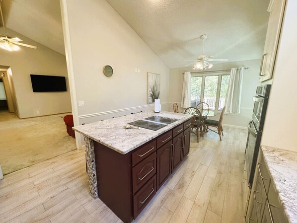 ثلاجة، ميكروويف، فرن، موقد طهي مسطح