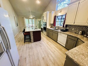 Jääkaappi, mikroaaltouuni, uuni, liesi