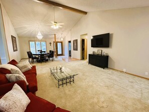 Televisio, takka, pöytätennispöytä