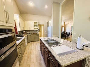 Jääkaappi, mikroaaltouuni, uuni, liesi