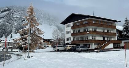 Haus Wallis - Double Room Hokus-Pokus - Ski-In and Out at Ski Arlberg