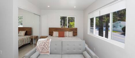 Comfort House, 5 Bedrooms, Patio, Mountain View | Individually decorated, individually furnished, laptop workspace