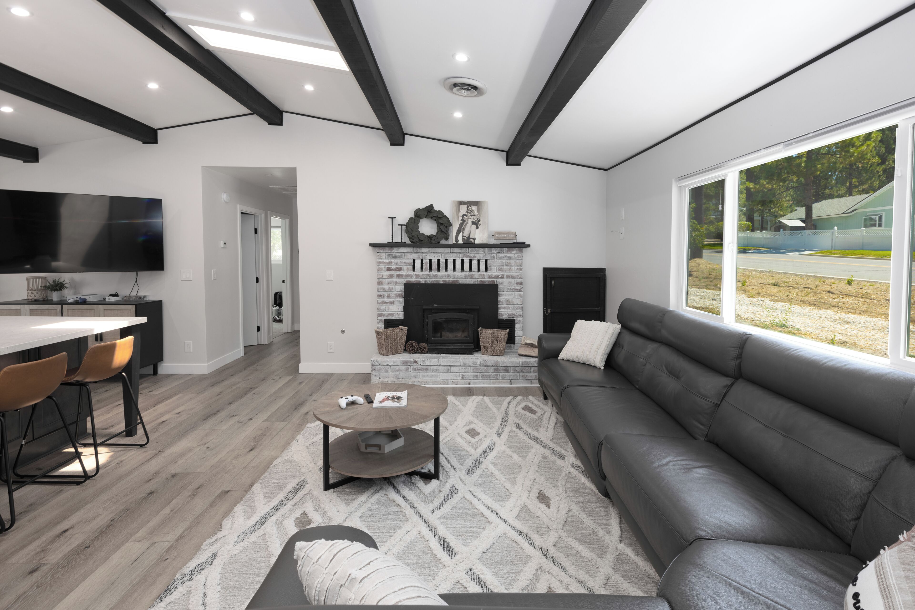 Comfort House, 5 Bedrooms, Patio, Mountain View | Living room | 32-inch TV with digital channels, fireplace