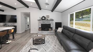 Comfort House, 5 Bedrooms, Patio, Mountain View | Living room | 32-inch TV with digital channels, fireplace