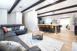 Comfort-talo, 5 makuuhuonetta, patio, vuoristonäköala | Olohuone | 32–tuumainen televisio, jossa digitaalikanavat