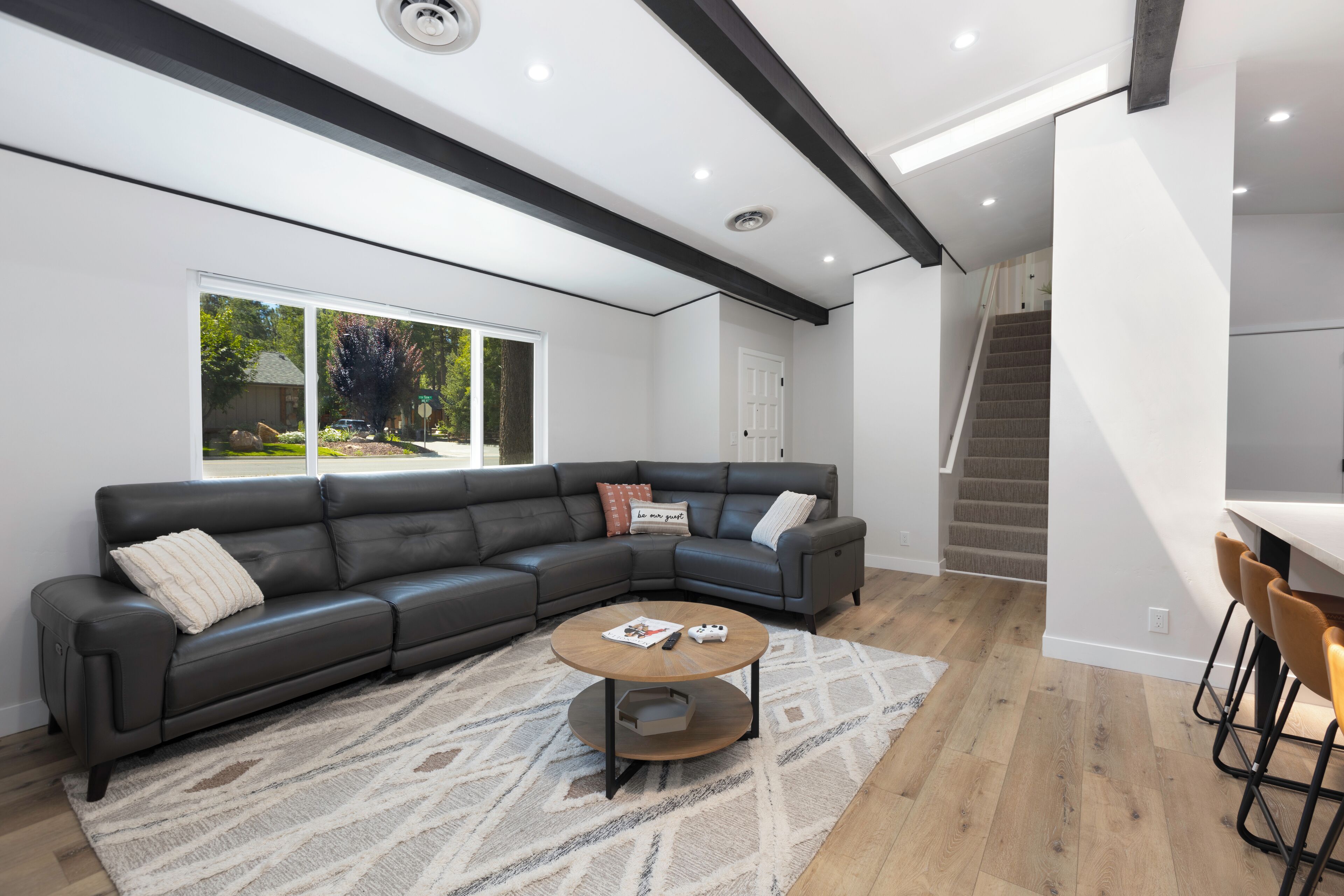 Comfort House, 5 Bedrooms, Patio, Mountain View | Living room | 32-inch TV with digital channels, fireplace