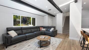 Comfort House, 5 Bedrooms, Patio, Mountain View | Living room | 32-inch TV with digital channels, fireplace