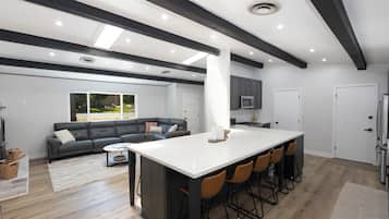 Comfort House, 5 Bedrooms, Patio, Mountain View | In-room dining