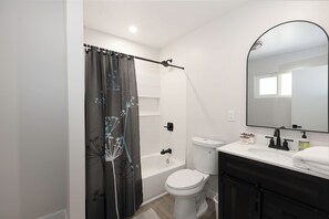 Comfort-talo, 5 makuuhuonetta, patio, vuoristonäköala | Kylpyhuone | Suihkun ja ammeen yhdistelmä, ilmaiset hygieniatuotteet, hiustenkuivaaja