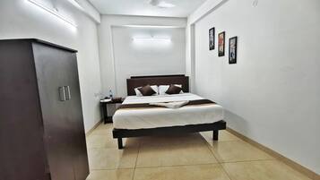Junior Double Room | Desk, laptop workspace, free WiFi