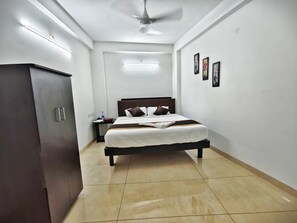 Junior Double Room | Desk, laptop workspace, free WiFi