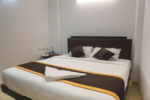 Junior Double Room | Desk, laptop workspace, free WiFi