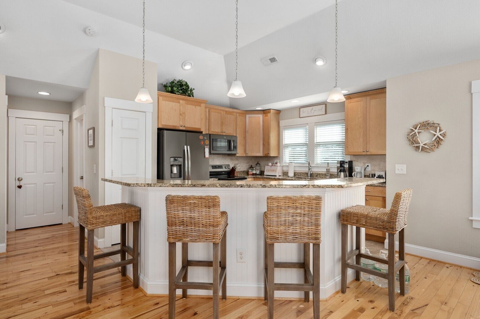 Een microgolfoven, een oven, een kookplaat, een vaatwasser