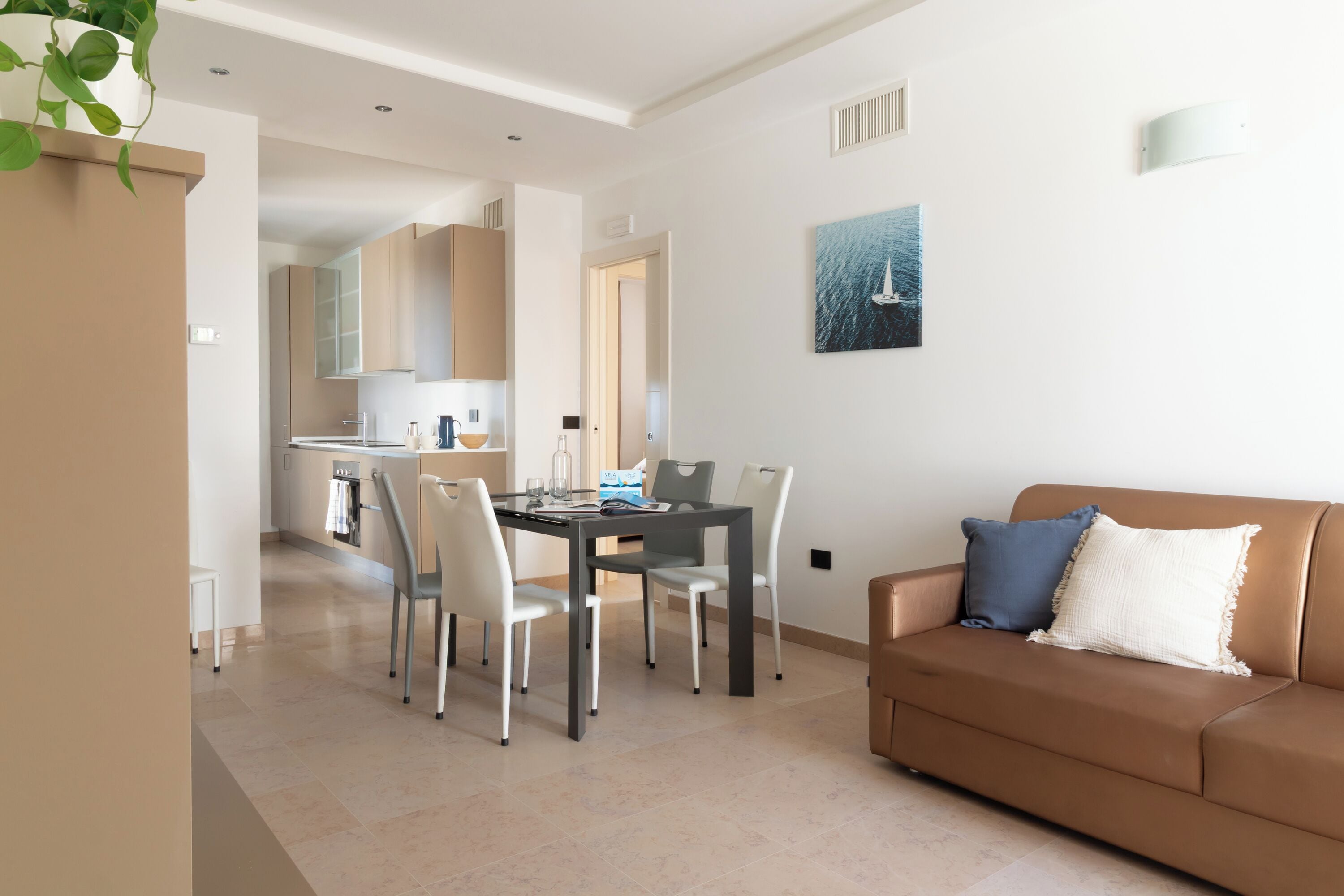 Leilighet – exclusive, 2 soverom, sjøutsikt | Oppholdsområde | En 32-tommers smart-TV med Parabol-TV samt oppvarmet gulv