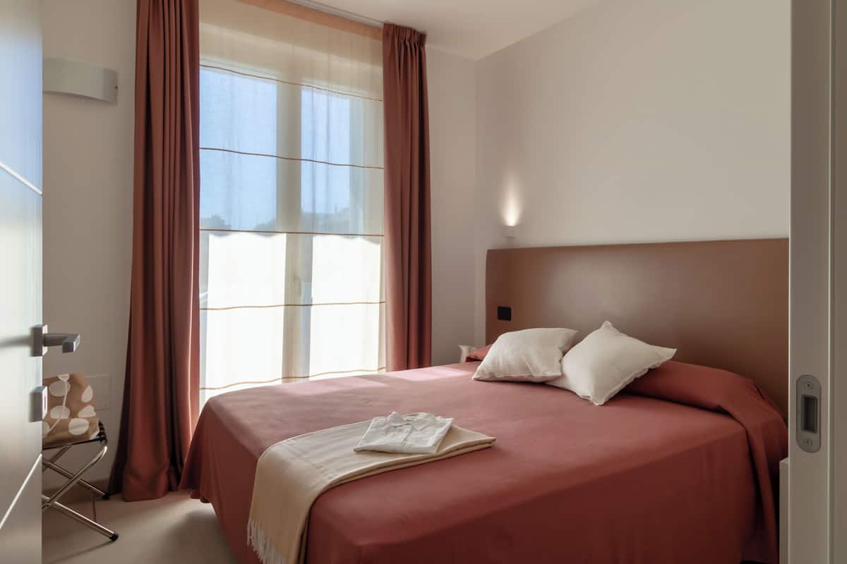 In-room safe, soundproofing, free WiFi, bed sheets