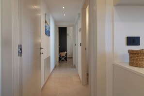 Appartamento familiare, vista mare | Una cassaforte in camera, una scrivania, postazione laptop