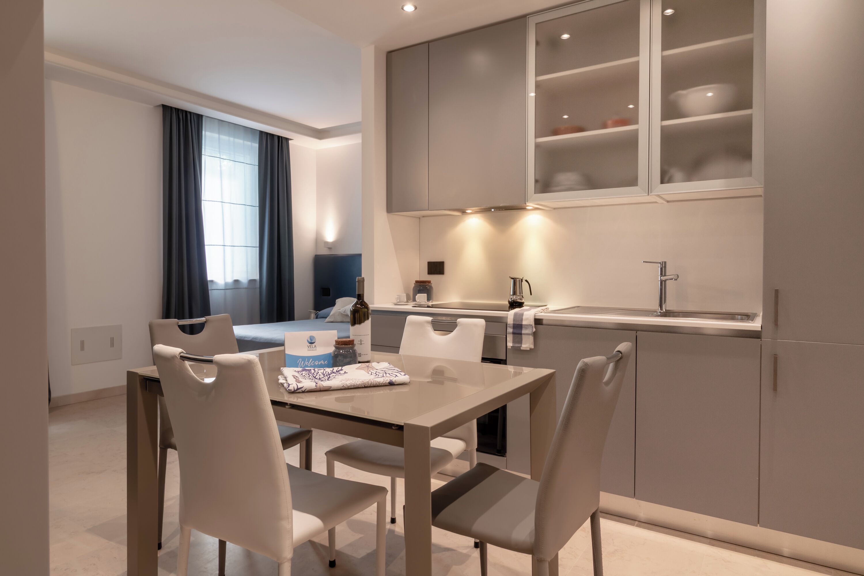 Studio – standard, 1 kingsize-seng | Oppholdsområde | En 32-tommers smart-TV med Parabol-TV samt oppvarmet gulv