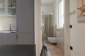 Perusstudio | Kylpyhuone | Suihku, ilmaiset hygieniatuotteet, hiustenkuivaaja, lämmitetyt lattiat