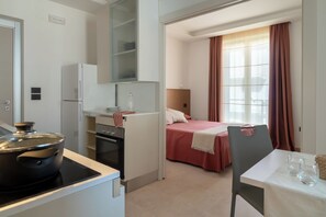 Monolocale Deluxe, 1 letto matrimoniale, vista mare | Area soggiorno | Smart TV 32 pollici con canali satellitari, pavimenti riscaldati